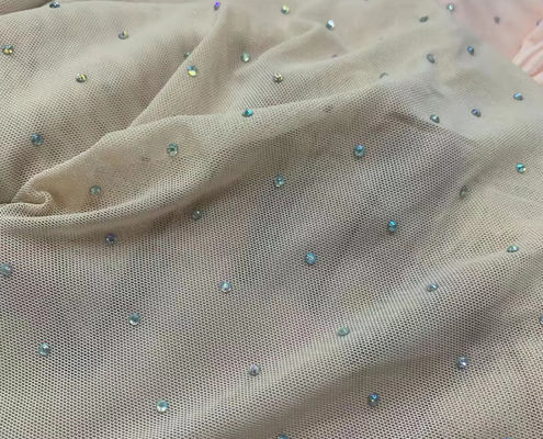 La ligne de polyester élastique blanche à quatre côtés, repassage à la glace, fil de diamant tridimensionnel, vêtements de scène colorés